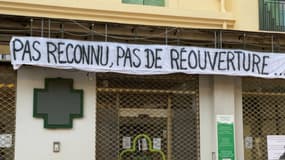 Une banderole hissée sur la devanture de la pharmacie du Prado, boulevard République à Cannes (Alpes-Maritimes), le lundi 9 décembre 2024.
