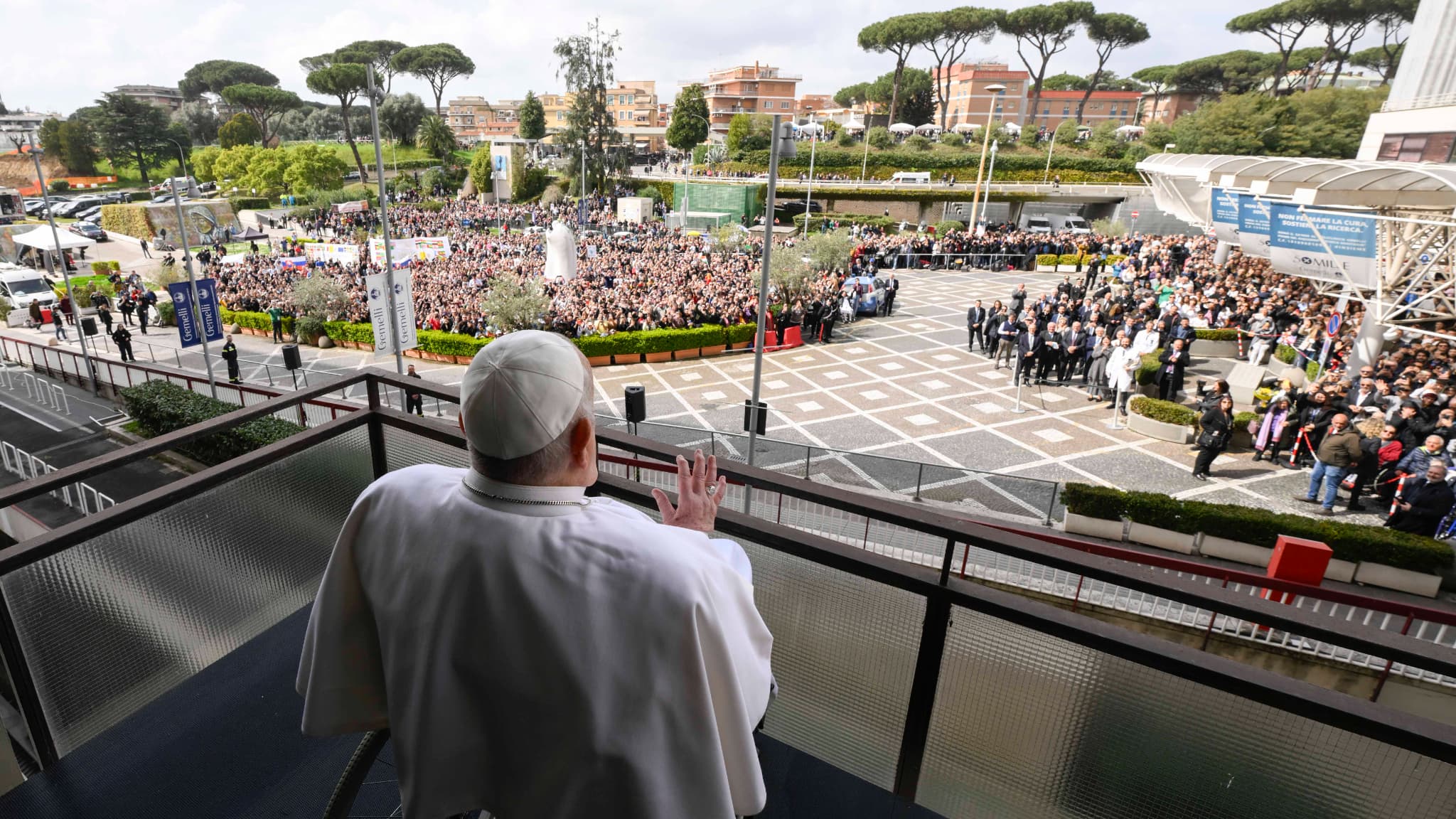 Cette photo prise et distribuée le 23 mars 2025 par les médias du Vatican montre le pape François saluant la foule depuis une fenêtre de l'hôpital Gemelli à Rome (Italie) avant de sortir de l'hôpital après une hospitalisation de cinq semaines pour une pneumonie. (Photo d'illustration) Cette photo prise et distribuée le 23 mars 2025 par les médias du Vatican montre le pape François saluant la foule depuis une fenêtre de l'hôpital Gemelli à Rome (Italie) avant de sortir de l'hôpital après une hospitalisation de cinq semaines pour une pneumonie. (Photo d'illustration)
