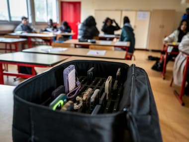 Une mallette contenant les téléphones portables des élèves,  mis de côté pendant les cours, au lycée professionnel Jean-Mermoz de Montsoult, le 14 janvier 2026 dans le Val-d'Oise