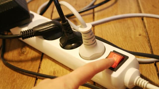 Il recharge son téléphone en débranchant la prise d'un frigo: un millier de vaccins part à la poubelle