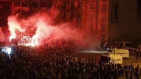 Des centaines de manifestants se sont à nouveau réunis dans la nuit de mercredi à jeudi sur la place Taksim à Istanbul, chantant des slogans antigouvernementaux et défiant l'injonction du Premier ministre Recep Tayyip Erdogan de quitter les lieux. /Photo