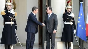 Nicolas Sarkozy et François Hollande sur le perron de l'Elysée le 15 novembre 2015 à Paris