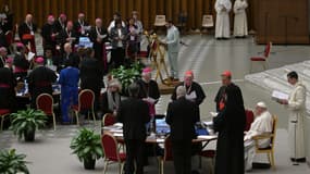 Le pape François assiste à la deuxième session de la 17e Assemblée générale ordinaire du Synode des évêques dans la salle d'audience Paul VI, le 26 octobre 2024 au Vatican.