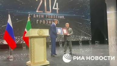 Ramzan Kadyrov à Grozny me 5 octobre 2022, recevant son "certificat" 