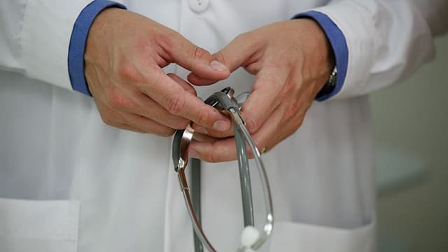 Les médecins ne toucheront pas d'incitation financière pour dispenser leurs patients d'avancer les frais que leur rembourse l'assurance maladie.