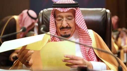 Le roi Salmane d'Arabie assiste au sommet annuel des dirigeants arabes, le 29 mars 2017 à Sweimeh, en Jordanie