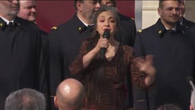 Catherine Ringer chante la Marseillaise le 8 mars 2024, place Vendôme, lors de la cérémonie de scellement de l'IVG dans la constitution. 