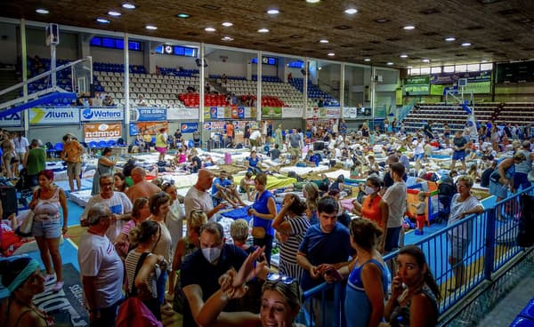 Des touristes évacués de l'île de Rhodes ont passé la nuit dans un gymnase.