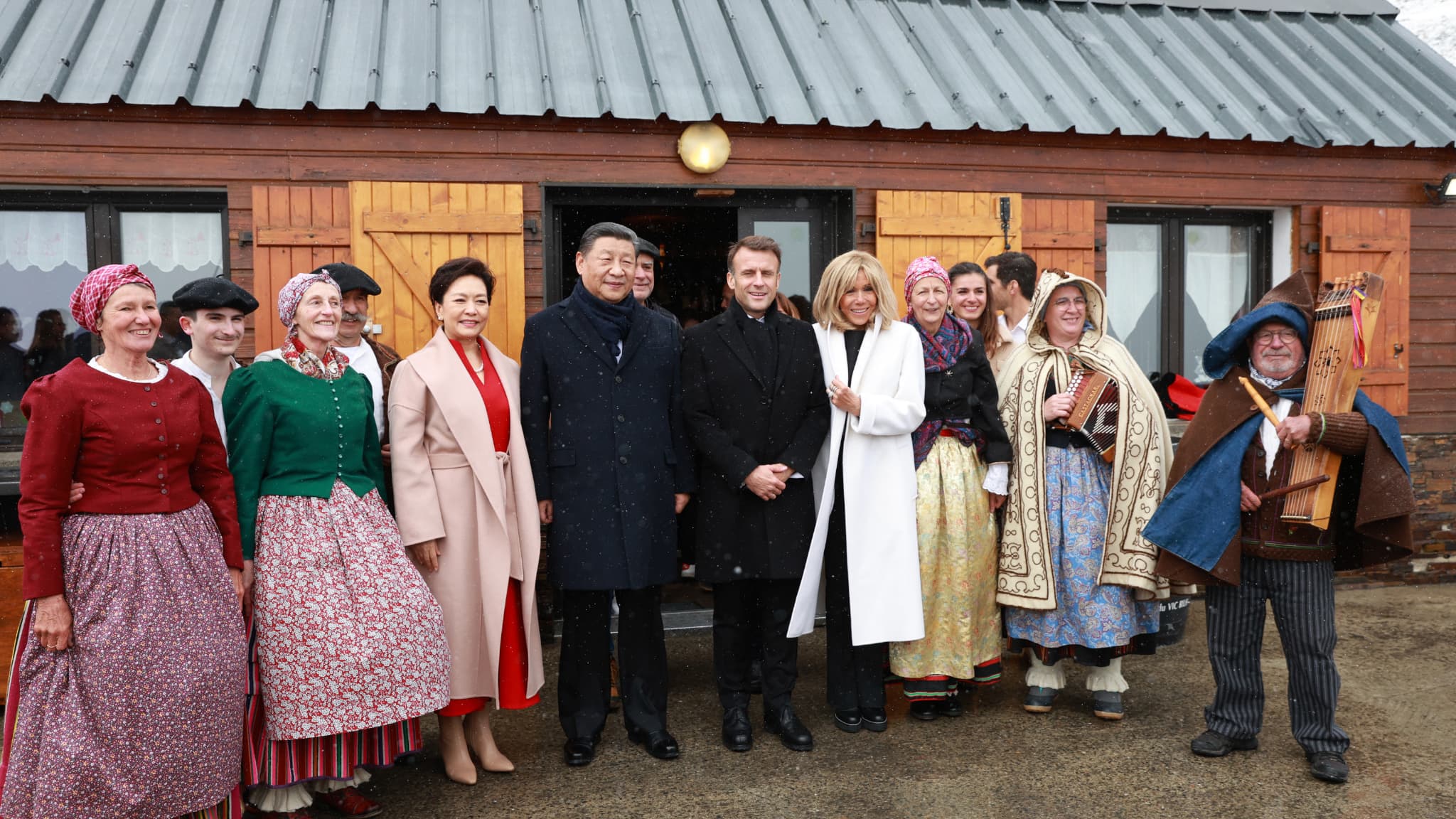 Emmanuel Macron, Brigitte Macron, Xi Jinping et son épouse Peng Liyuan posent avec des danseurs folkloriques au col du Tourmalet, dans les montagnes des Pyrénées, dans le cadre de sa visite d'État de deux jours en France, le 7 mai 2024.