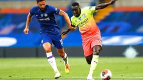 Olivier Giroud au duel avec Benjamin Mendy lors de Chelsea-Manchester City