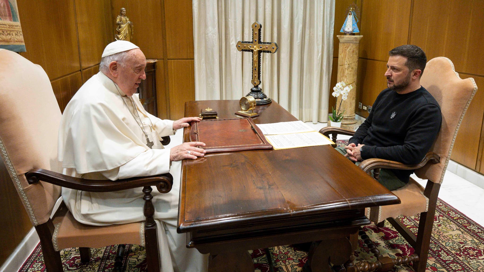 Le président ukrainien Volodymyr Zelensky reçu au Vatican par le pape François, le 13 mai 2023.