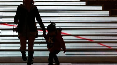 Les députés français ont adopté jeudi une proposition de loi UMP visant à faciliter l'adoption d'un enfant abandonné par ses parents. Les groupes UMP et du Nouveau centre (NC) ont voté pour. Le groupe PS a voté contre, le gouvernement ayant refusé un de s