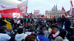 Des dizaines de milliers de pèlerins venus du monde entier, dont un grand nombre de Pologne, ont afflué samedi à Rome, à la veille de la béatification de Jean Paul II, dont la cérémonie est prévue dimanche, six ans après la mort de l'ancien souverain pont