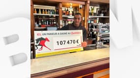 Le gérant de l'établissement où le ticket a été validé, Monsieur Mimouni, détenant l'affiche annonçant le grand gain réalisé au Quinté+. 
