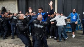 Les forces de l'ordre en train de déloger des surveillants devant l'une des entrées de Fleury-Mérogis, mardi.