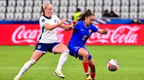 Beth Mead face à Selma Bacha lors de France-Angleterre, le 4 juin 2024.