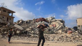 Des Palestiniens déplacés des zones de l'est de Khan Younis arrivent dans la ville alors qu'ils fuient après que l'armée israélienne a émis un nouvel ordre d'évacuation pour certaines parties de la ville et Rafah, dans le sud de la bande de Gaza, le 2 juillet 2024, au milieu du conflit en cours entre Israël et le groupe militant palestinien Hamas.