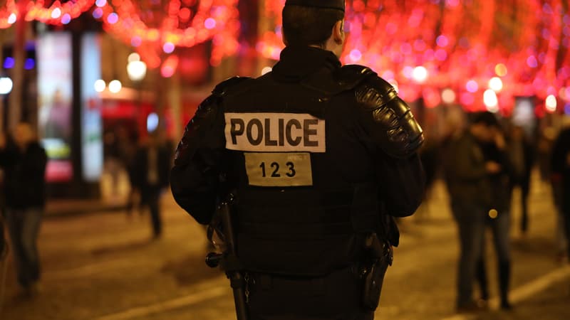 Un policier sur les Champs-Elysées, le soir du 31 décembre 2019.