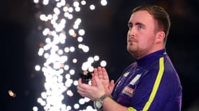 Luke Littler, phénomène de 16 ans, lors des Mondiaux de fléchettes en janvier 2024