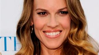 L'actrice américaine Hillary Swank, mise en cause pour avoir participé la semaine dernière à Grozny à une fête d'anniversaire du président tchétchène Ramzan Kadirov, accusé de violation des droits de l'homme, cédera l'intégralité de l'argent qu'elle a tou