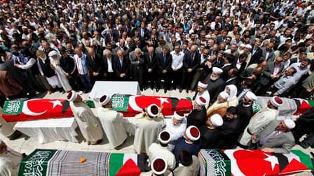 A la mosquée Fatih d'Istanbul, obsèques de la plupart des neuf victimes de l'abordage sanglant trois jours plus tôt par la marine israélienne d'un convoi maritime d'aide destinée à la bande de Gaza. /Photo prise le 3 juin 2010 REUTERS/Murad Sezer