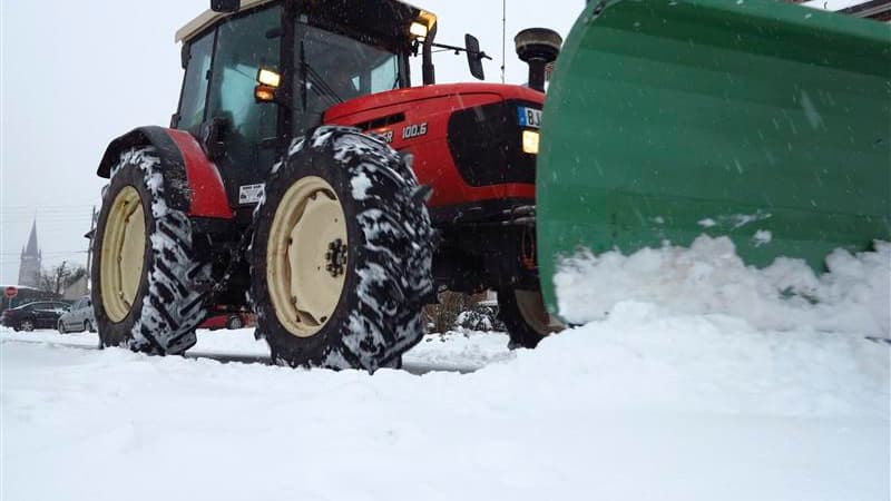 Chasse-neige à l'oeuvre à Neuville-Saint-Rémy, près de Cambrai. Les transports sont perturbés dimanche dans plus de la moitié de la France en raison d'importantes chutes de neige et du verglas, prévus jusqu'à lundi matin, avant de nouvelles perturbations