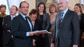 Lionel Jospin, lors de la remise du rapport de sa commission à François Hollande