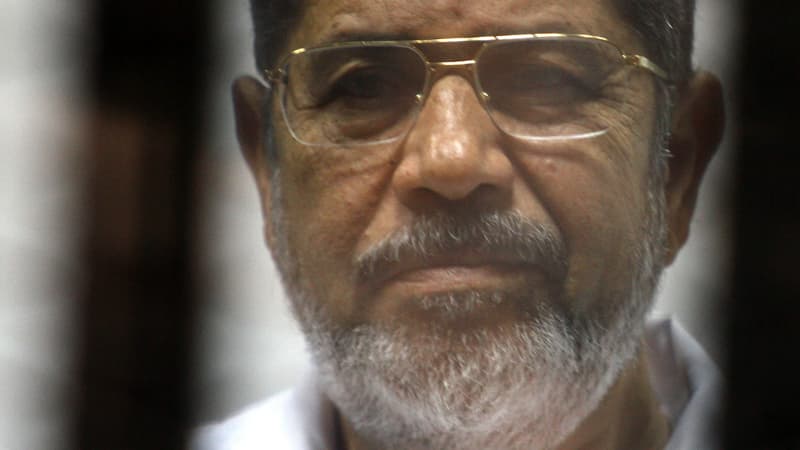 Photo de Mohamed Morsi, datant du 9 mai 2014, lors de son procès