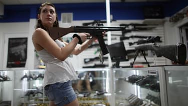 Une jeune femme cherchant à acheter une arme aux Etats-Unis.