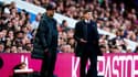 Le manager d'Aston Villa, Steven Gerrard (à droite), fait appel à un quatrième officiel pendant le match de Premier League à Villa Park, Birmingham. Date de la photo : mardi 10 mai 2022