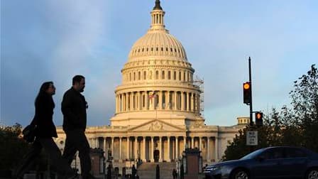 Les électeurs américains ont balayé mardi soir la majorité démocrate à la Chambre des représentants et gonflé les rangs républicains au Sénat, qui reste cependant sous contrôle démocrate. /Photo prise le 2 novembre 2010/REUTERS/Jonathan Ernst