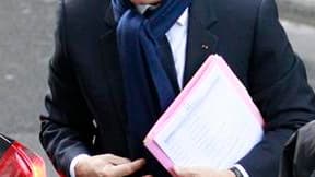Nicolas Sarkozy jeudi matin devant la clinique de La Muette, dans le XVIe arrondissement de Paris, où son épouse Carla Bruni-Sarkozy a donné naissance mercredi soir à une petite fille.