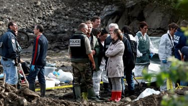 Des enquêteurs fouillent des gravats en bordure du Gave dans le cadre de l'enquête sur la disparition de d'Alexandre Junca, le 20 octobre 2011 à Pau.