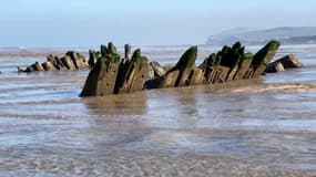 Une épave sur la plage de Wissant en février 2025.