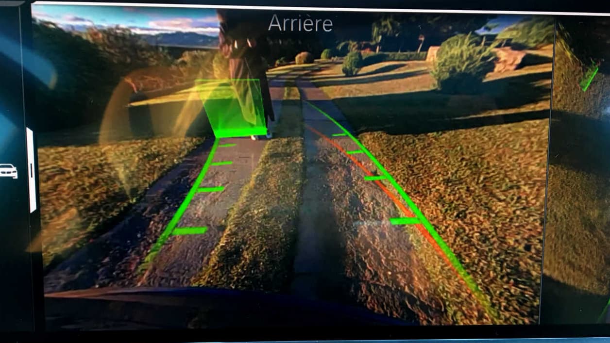 L’aide à la marche arrière se base sur les 50 derniers mètres enregistrés à moins de 30km/h. Les lignes vertes matérialisent ce trajet à reproduire, alors que les caméras signalent les obstacles par des carrés. La seconde partie de l’écran montre le véhicule en 3D vue de haut. L’aide à la marche arrière se base sur les 50 derniers mètres enregistrés à moins de 30km/h. Les lignes vertes matérialisent ce trajet à reproduire, alors que les caméras signalent les obstacles par des carrés. La seconde partie de l’écran montre le véhicule en 3D vue de haut.