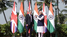 Le Premier ministre britannique Keir Starmer (à gauche) et son homologue indien Narendra Modi dans un jardin avant leur réunion bilatérale au Raj Bhavan à Mumbai le 9 octobre 2025.