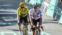 Tadej Pogacar et Jonas Vingegaard lors de l'arrivée de la 15e étape du Tour de France, le 16 juillet 2023.