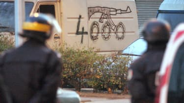 Graffiti dans la cité des 4000, à La Courneuve, où opérait le clan Ben Faïza. Ici lors d'une opération de police le 31 janvier 2006.