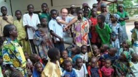 Le père Georges, entouré de femmes et d'enfants camerounais en février dernier