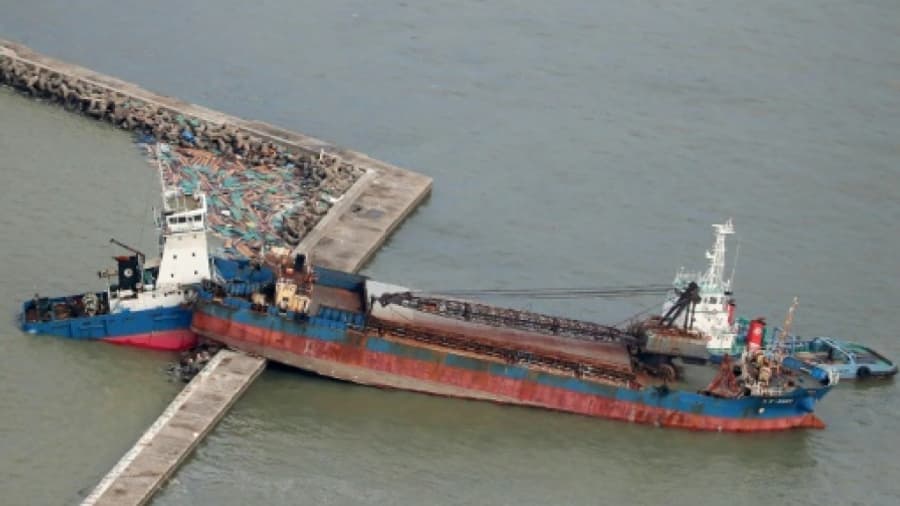 Vue aérienne d'un bateau échoué après le passage du typhon Jebi, à Nishinomiya, dans la préfecture de Hyogo au Japon, le 5 septembre 