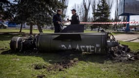 Des policiers ukrainiens inspectent un missile indiquant "pour nos enfants" en russe, à Kramatorsk en Ukraine, le 8 avril 2022