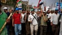 Partisans de Mohamed Morsi dans la banlieue du Caire. Des manifestations de masse sont prévues ce dimanche à travers l'Egypte, à l'appel de l'opposition qui souhaite déloger du pouvoir le président Mohamed Morsi, lequel a été investi dans ses fonctions vo
