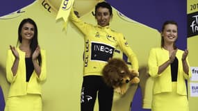 Des hôtesses sur le Tour de France avec Egan Bernal, à Tignes le 26 juillet 2019