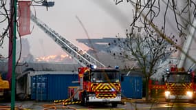 Les pompiers combattent les flammes qui ravagent les Sportica Gravelines, le 25 décembre 2023
