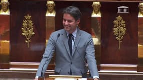 D'un geste malencontreux, Gabriel Attal renverse un verre d'eau et arrose une femme à l'Assemblée