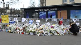 Des fleurs et messages déposés en mémoire des otages tués de la porte de Vincennes, le Lors de l'assaut qui avait mis fin à la prise d'otages sanglante de la porte de Vincennes, le 16 janvier.