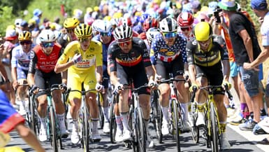 Le peloton lors de la 6e étape du Tour de France, avec Tadej Pogacar en jaune, le 10 juillet 2025.