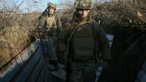 Des soldats ukrainiens sur la ligne de front avec les séparatistes prorusses près d'Avdiivka, dans le sud-est de l'Ukraine, le 8 janvier 2022