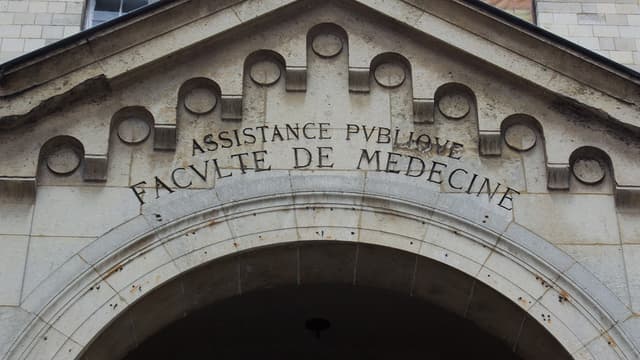 Entrée de la faculté de médecine de Paris. 