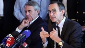 Bruno Retailleau et Xavier Bertrand avec les maires locaux sur la crise des migrants à Ambleteuse, dans le nord de la France, le 29 novembre 2024.